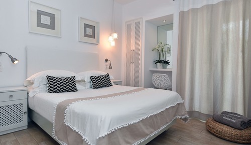 Small Comfort Room, Balcony