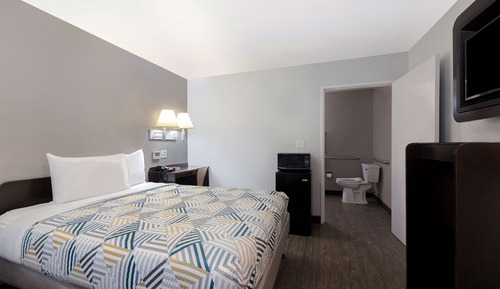 Deluxe Room, 1 Queen Bed, Non Smoking, Refrigerator & Microwave