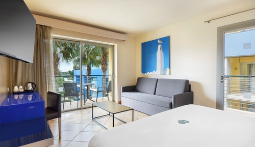 Deluxe Room ( 2 Adults + 2 Children)