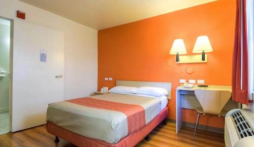 Deluxe Room, 1 Queen Bed, Non Smoking, Refrigerator & Microwave