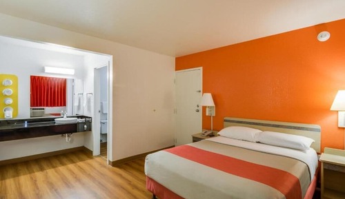 Deluxe Room, 1 Queen Bed, Non Smoking, Refrigerator & Microwave