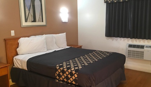 Room, 1 King Bed, Smoking