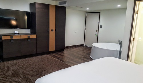 Romantic Loft, 1 King Bed, Jetted Tub, Pool View