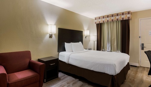 Standard Room, 1 Queen Bed, Non Smoking, Refrigerator & Microwave