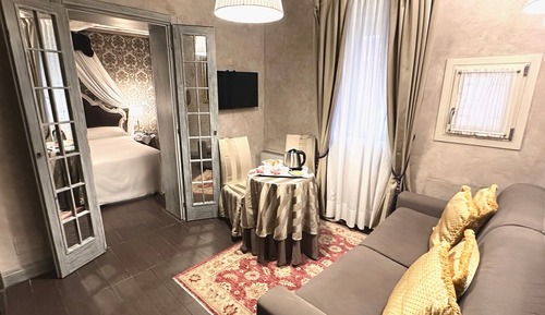 Suite, Annex Building (Residence Ground Floor)