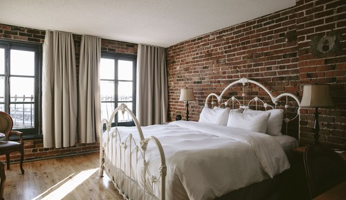 Signature Room, 1 King Bed (River Front)