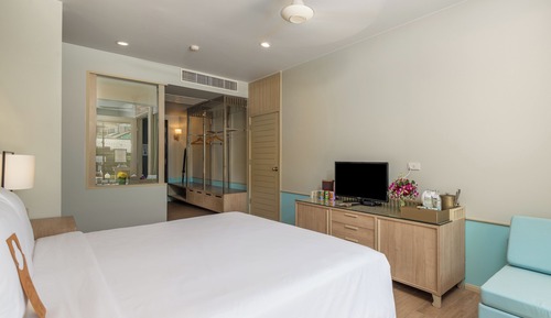 Deluxe Room, 1 King Bed, Pool Access