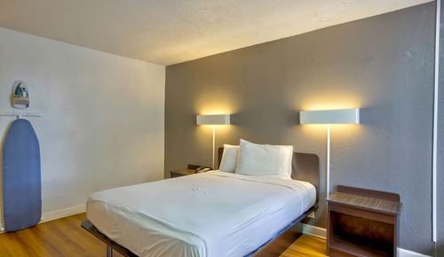 Deluxe Room, 1 Queen Bed, Accessible, Non Smoking