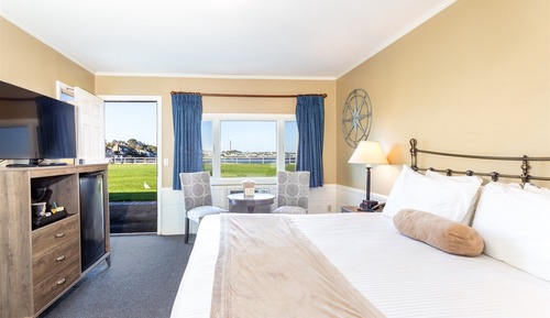 Deluxe Room, 1 King Bed, Patio, Harbor View