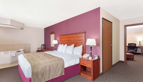 Family Suite, 1 King Bed, Non Smoking, Fireplace (2 Room, Kitchen, Hot Tub)