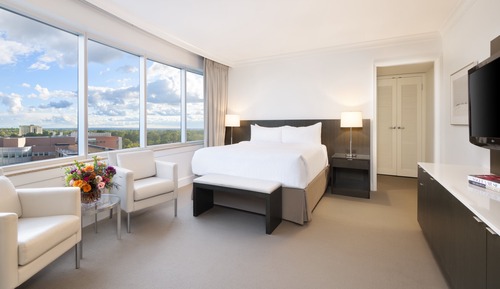 Classic Room, 1 King Bed, Accessible, Club Lounge Access (Walk-In Shower)