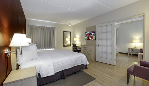 Suite, 1 King Bed, Accessible (2 Rooms, Smoke Free)