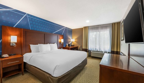 Suite, 1 King Bed, Accessible, Non Smoking (Interior Corridor)