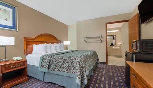 Room, 1 King Bed, Accessible, Non Smoking (Walk-in shower, Bench, Safety Bars)