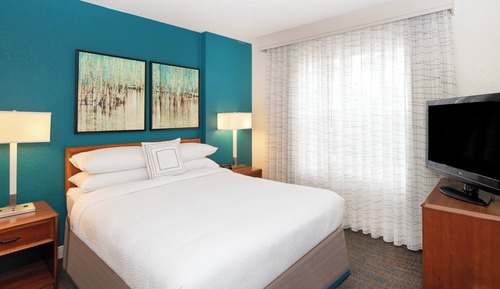 Suite, 2 Bedrooms, Non Smoking (Mobility/Hearing Access, Roll-In Shwr)