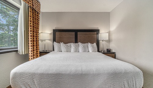 Suite, 1 King Bed, Jetted Tub (with fireplace and Sofa)