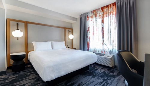 Room, 1 King Bed, Non Smoking (Mobility/Hearing Access, Roll-in Shwr)