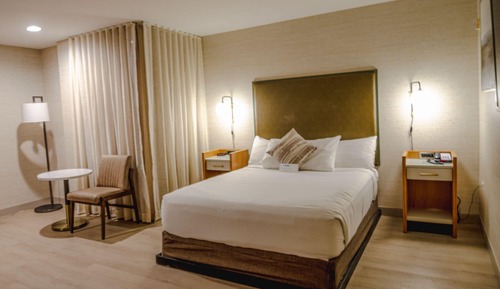 Basic Room, 1 Queen Bed, Accessible