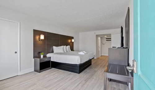 Suite, 2 Bedrooms, King and 2 Queens