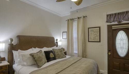 Deluxe Room, 1 King Bed (Colonial)