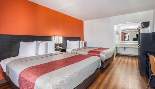 Deluxe Room, 2 Queen Beds, Accessible, Smoking