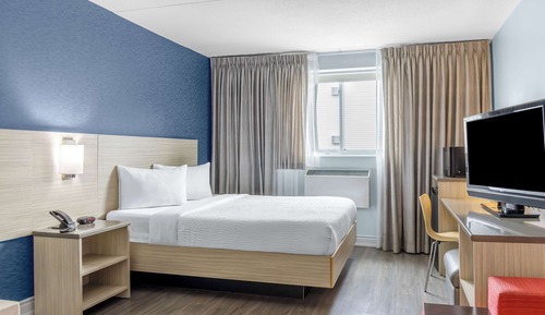 Deluxe Room, 1 Queen Bed, Non Smoking, Refrigerator & Microwave