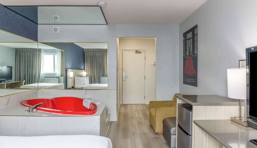 Deluxe Suite, 1 Queen Bed, Non Smoking, Hot Tub