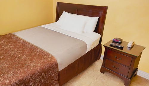 Standard Room, 1 Queen Bed, Non Smoking, Refrigerator & Microwave