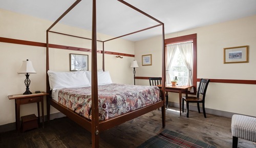 Deluxe Room, 1 Queen Bed, Balcony