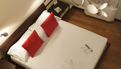 Deluxe Suite, Annex Building (Loft, Stair Access Only)