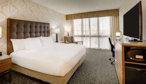 Deluxe Room, 1 King Bed, Accessible, Refrigerator & Microwave (2 Rooms, Board Room Table, Tub)