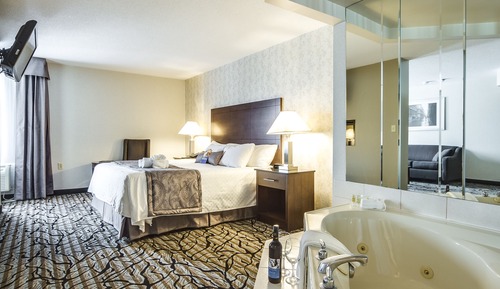 Deluxe King Suite with Jetted Tub-Separate Living Room