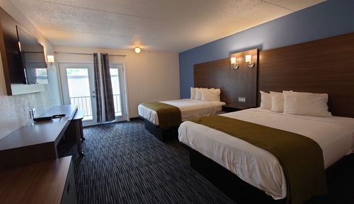 Two Queens Renovated With Pool View