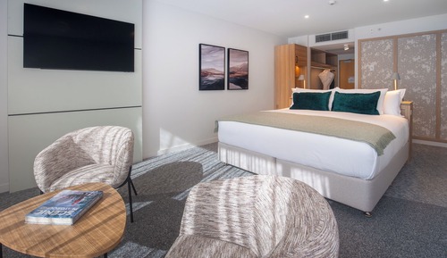 Signature Room, 1 King Bed, Mountain View