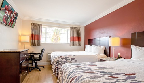 Suite, Non Smoking, Kitchen (2 Queen Beds, 1 Sofabed, Shower Only)