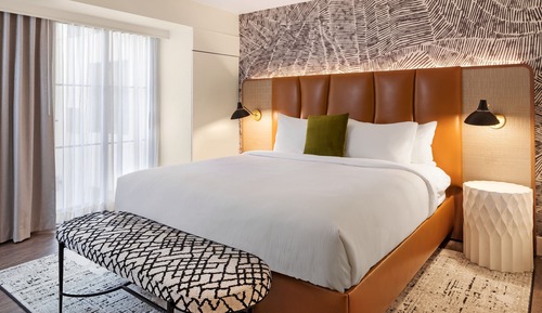 Executive Suite, 1 Queen Bed (Mobility Accessible, Roll-in Shower)