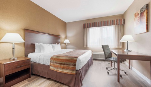 Standard Room, 1 King Bed, Non Smoking, Jetted Tub (Larger Room)