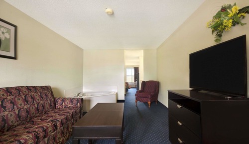 Deluxe Studio Suite, 1 King Bed, Non Smoking, Refrigerator