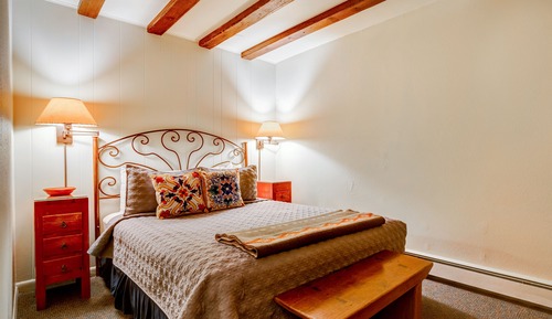 Room, 1 Queen Bed, Kitchenette (Not Pet Friendly)