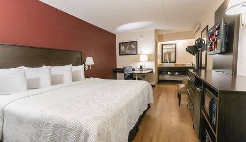 Deluxe Room, 1 King Bed, Accessible (Smoke Free)
