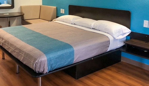 Deluxe Room, 1 King Bed, Non Smoking, Hot Tub
