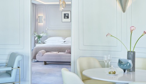 Suite, Corner (Aldwych)