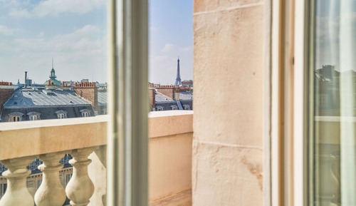 La Parisienne 1 king-size bed Eiffel Tower view