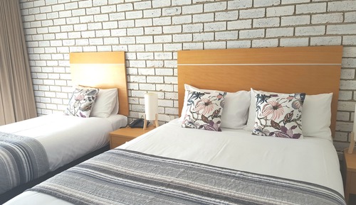 Queen & Single Room