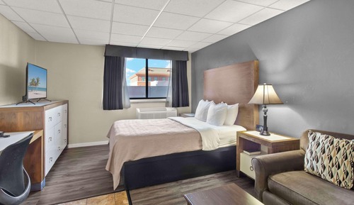 Room, 1 Queen Bed, Non Smoking (Efficiency, Upgrade, No Pets)