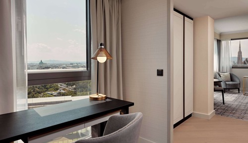 Suite, 1 King Bed (Grand Park, Lounge Access)
