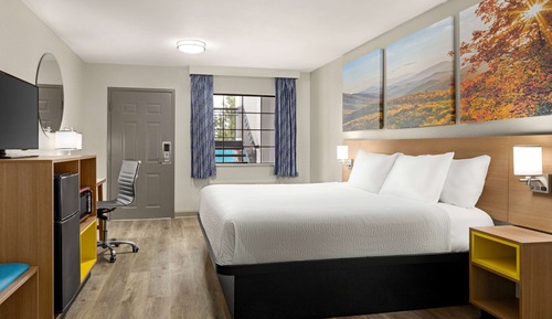 Room, 1 King Bed, Accessible, Smoking