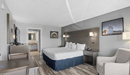 Room, 1 King Bed, Mobility Accessible, Non Smoking (Bathtub W/grab Bars)