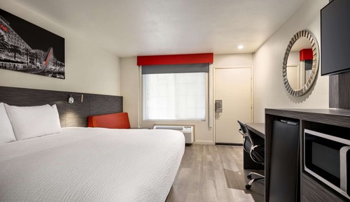 Room, 1 King Bed, Accessible, Non Smoking (Roll-In Shower)