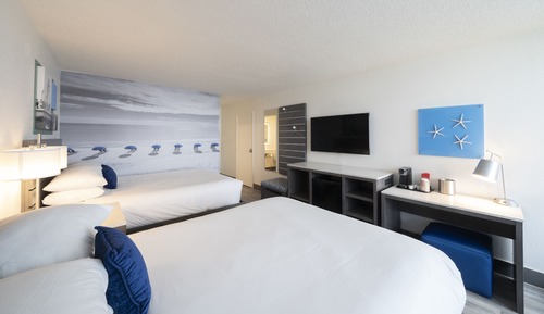Room, 2 Queen Beds, Pool View, Poolside